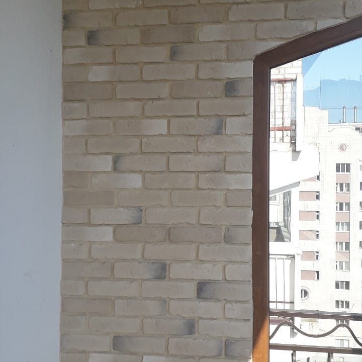 Голицынский кирпич Бежевый в интерьере балкона