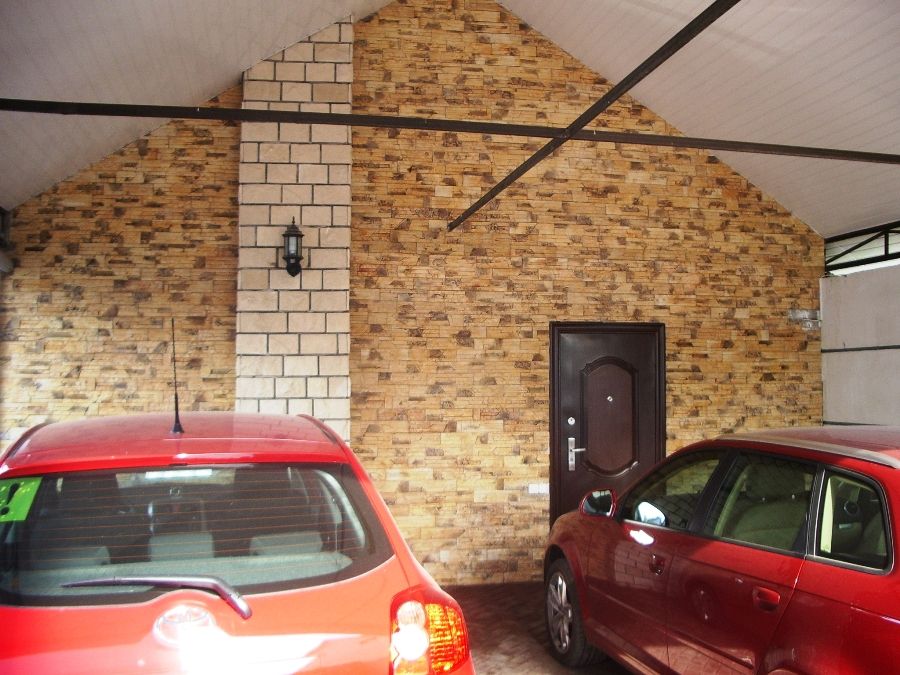 Оформление гаража с применением облицовочного камня