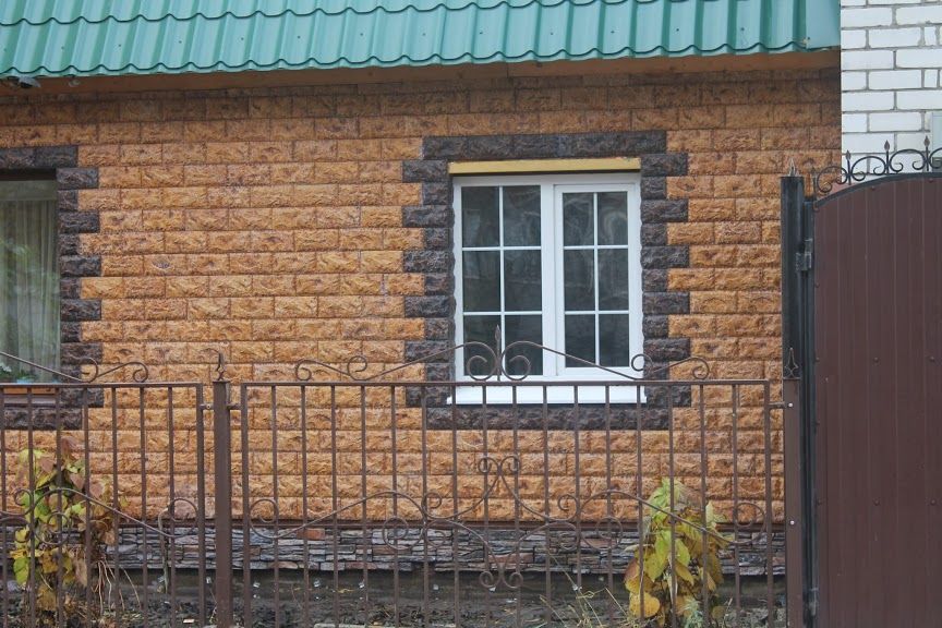 Бежевый декоративный камень на фасаде частного дома