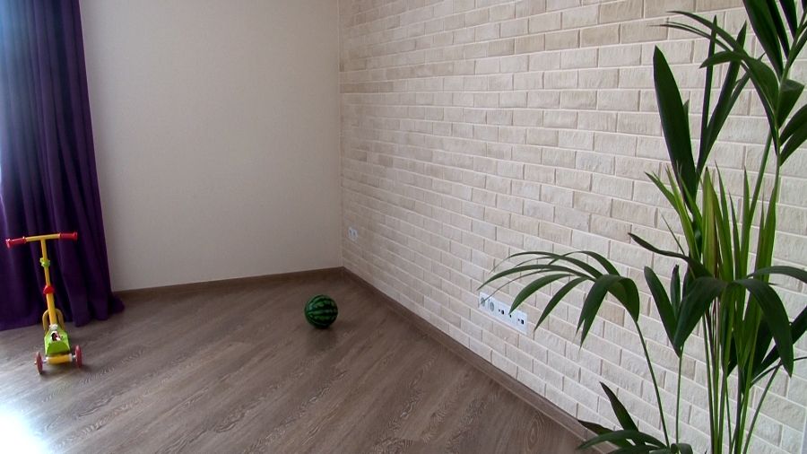 Белый декоративный камень в интерьере квартиры