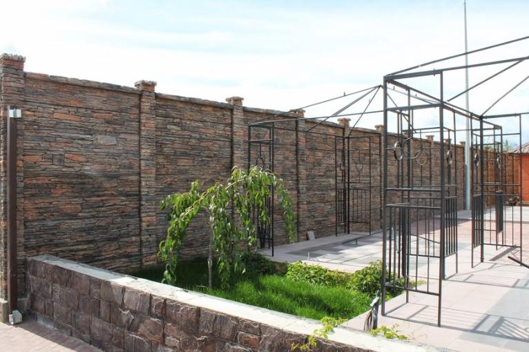 Забор из декоративного камня коллекции "Танвальд"